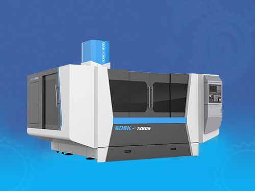 精雕機(jī)研發(fā)專家傾心7年研發(fā)了8款鋁型材精雕機(jī)，解決了行業(yè)超大一體式電視機(jī)邊框加工問題。
